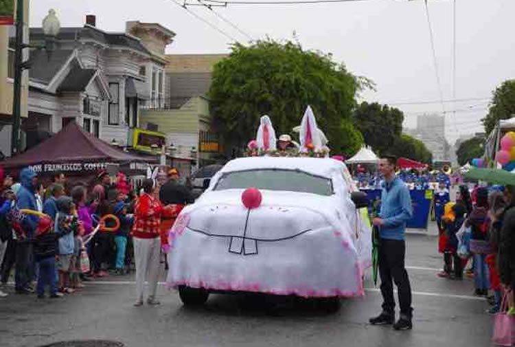 Foto de um carro disfarçado de coelhinho da Páscoa