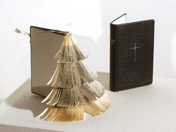 Linda imagem com árvore de Natal construída com a Bíblia para compartilhar no Facebook e WhatsApp