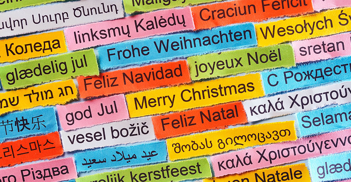 Imagem com muitos cartões coloridos com a inscrição Feliz Natal em diferentes línguas europeias, para saudações internacionais