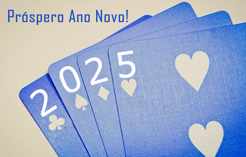 imagem com cartas de jogar pôquer, espadas, paus, ouros com o texto 2025 