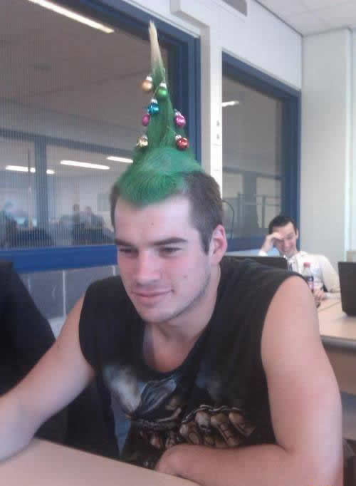 Foto de um menino que construiu uma árvore de Natal com o cabelo e também foi bem decorado para a festa