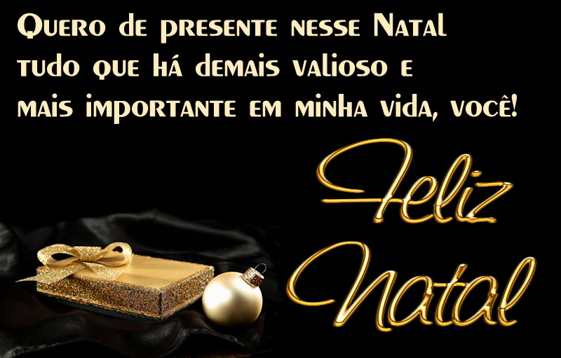 Imagem com fundo preto com presente de Natal e bolas decorativas de Natal