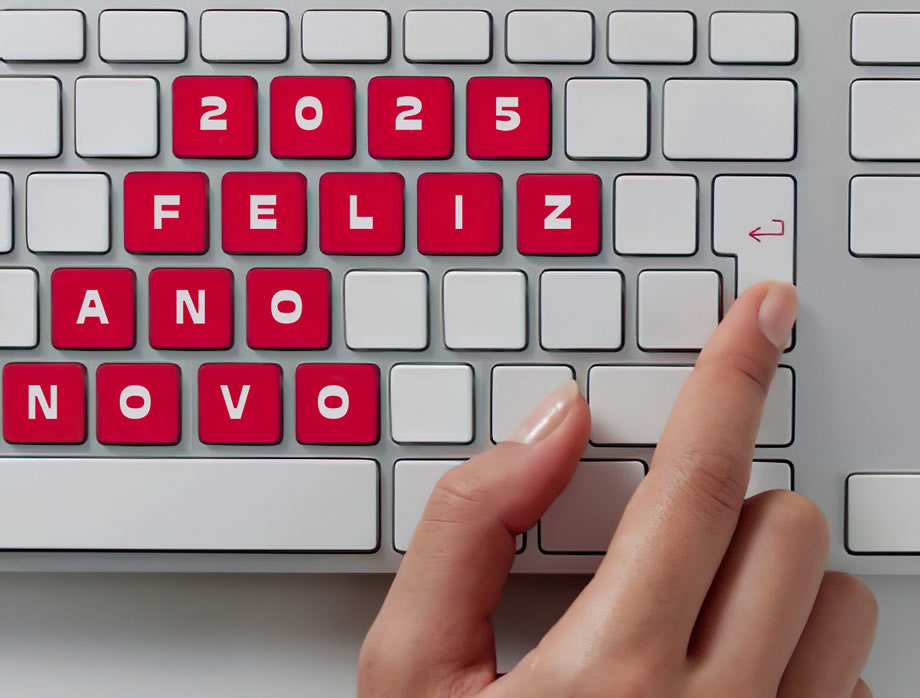 Imagem de um teclado de computador com teclas vermelhas e texto 2025 feliz ano novo para você