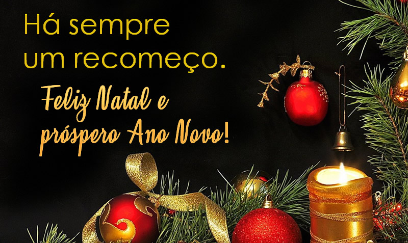 Imagem escura com ramos de pinheiro, decorações de Natal, velas e bolas e mensagem de boas festas