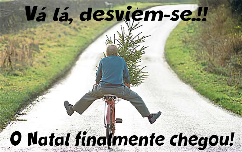 Imagem engraçada com o homem em uma bicicleta carregando uma árvore de Natal com as pernas abertas parece estar gritando Vá lá, desviem-se.!! O Natal está chegando!