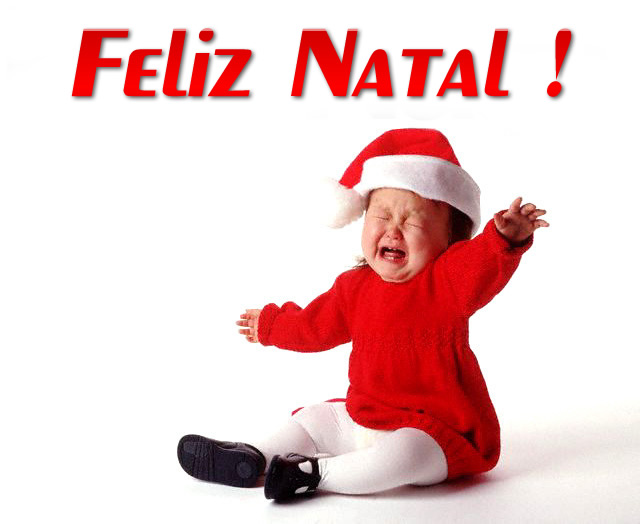 Uma menina chorando desesperadamente em um vestido de Papai Noel. Com o texto: Feliz Natal