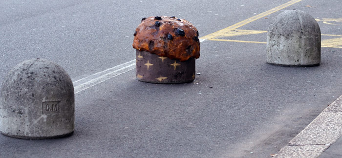 Uma miragem no Natal, um panetone na rua. O panetone é a mais clássica das sobremesas ligadas às festas de Natal.